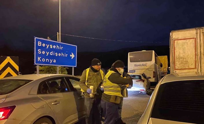 Kar ve tipi nedeniyle kapanan yolda kalan vatandaşlara Akseki belediyesi ikramda bulundu