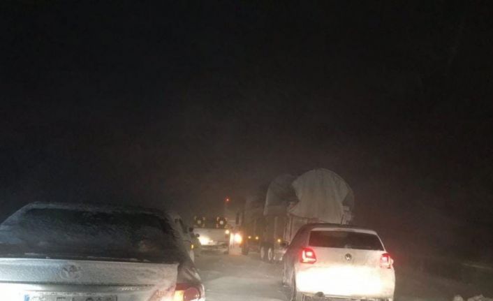 Kar ve tipi sebebiyle Diyarbakır-Şanlıurfa karayolu çift taraflı olarak ulaşıma kapatıldı.