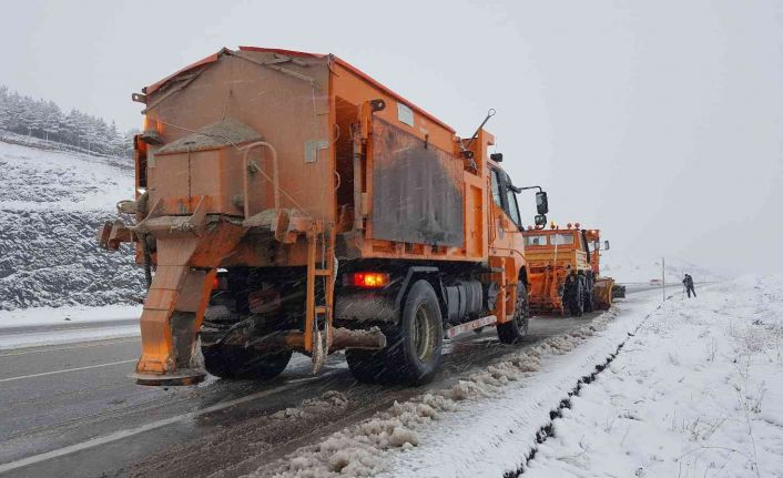 Kar ve tipi Türkiye’deki birçok il ve ilçe yolunu ulaşıma kapattı