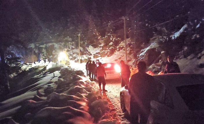 Kar yağışı Antalya’yı etkisi altına aldı, mahsur kalan vatandaşlar tek tek kurtarıldı