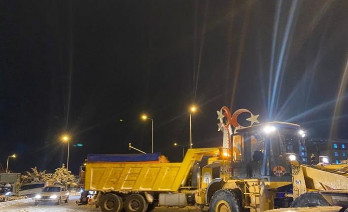 Kar yağışı kazalara neden oldu, vatandaşlar kazada yola akan mazotu bidonlarla kurtarmaya çalıştılar