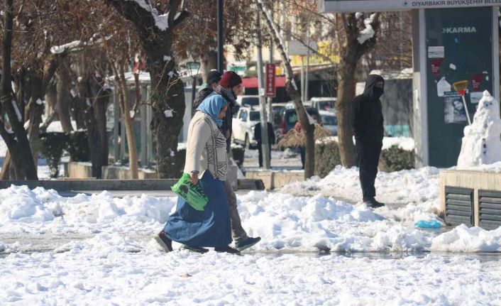 Kar yağışında 300 kişi yaralandı, el bilekleri ve kalça kırık vakaları başı çekti