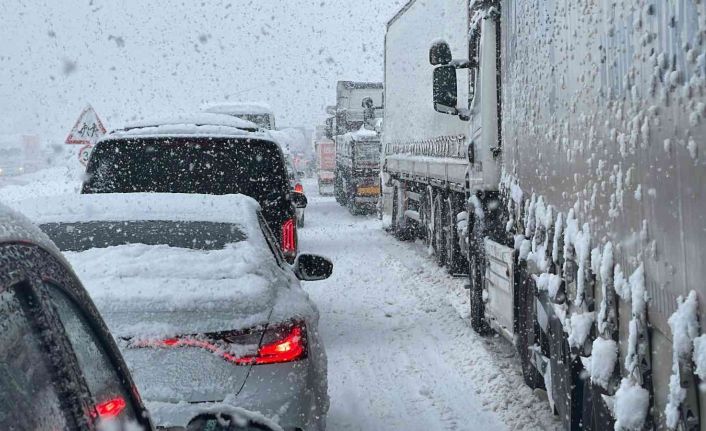 Kar yolları kapattı, kilometrelerce kuyruk oluştu