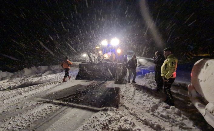 Karabük-Bartın karayolunda kar ve tipi ulaşımı olumsuz etkiliyor