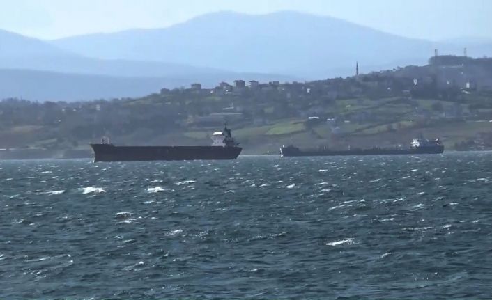 Karadeniz’de fırtına: Gemiler doğal limana sığındı