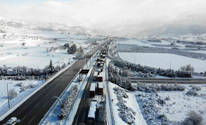 Karda kapanan TAG otoyolunda metrelerce oluşan tır kuyruğu drone ile görüntülendi