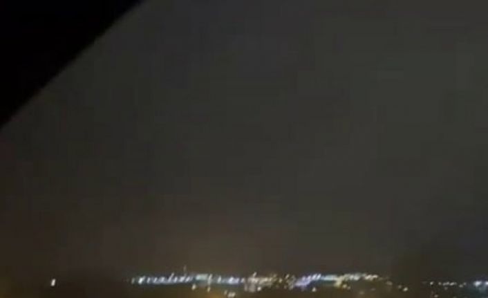 Karda yiyecek bulmakta zorlanan domuz sürüsü şehir merkezine indi