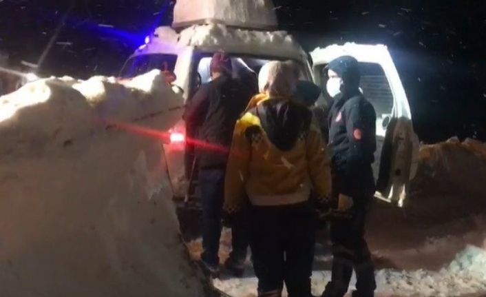 Kardan yolu kapanan köydeki hasta 5 saatte paletli ambulansla alınıp, hastaneye ulaştırıldı