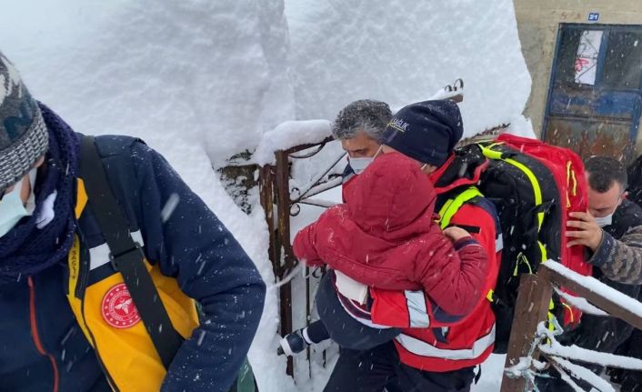 Kardan yolu kapanan köydeki hasta çocuk için tüm ekipler seferber oldu