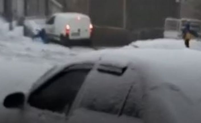 Karlı yolda araç kaydı, küçük çocuk ölümden döndü