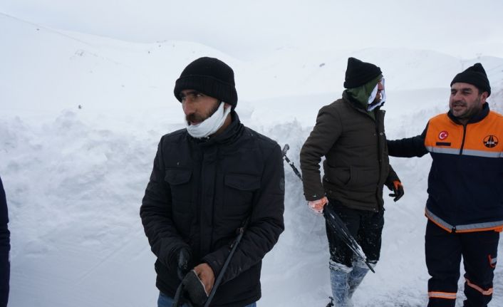 Karlı yolda kalan vatandaşların imdadına ekipler yetişti