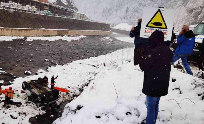 Karlı yolda kontrolden çıkan araç dereye uçtu: 1 ölü, 1 yaralı