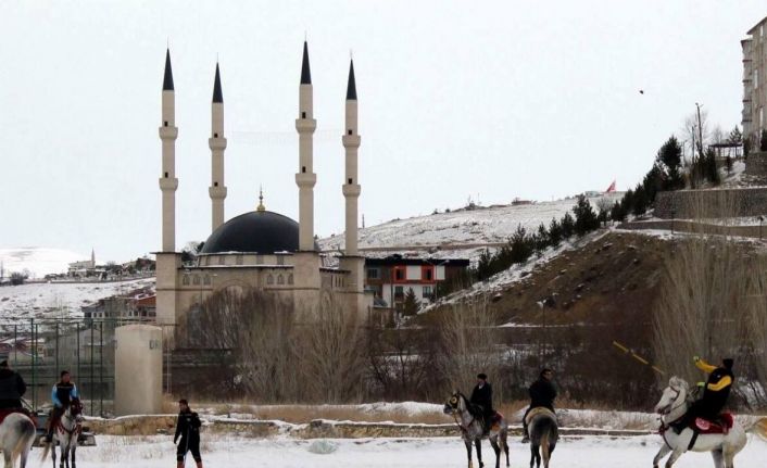 Karlı zeminde oynanan ciritte, at üzerinden düşen ciritçinin ayağı kırıldı turnuva yarıda kaldı