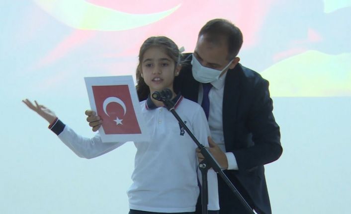 Karne töreninde okuduğu şiiri unutan öğrenciyi Milli eğitim Müdürü desteği