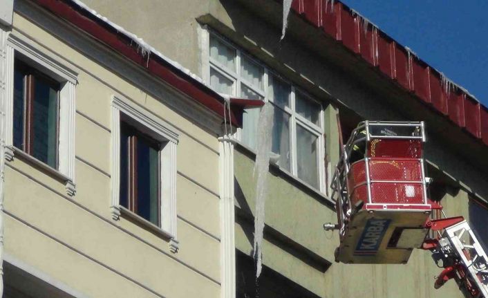 Kars’ta itfaiye ekipleri buz sarkıtlarını temizledi