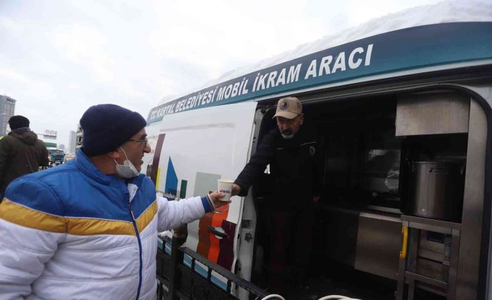 Kartal Belediyesi’nden vatandaşlara sıcak çorba ve çay ikramı