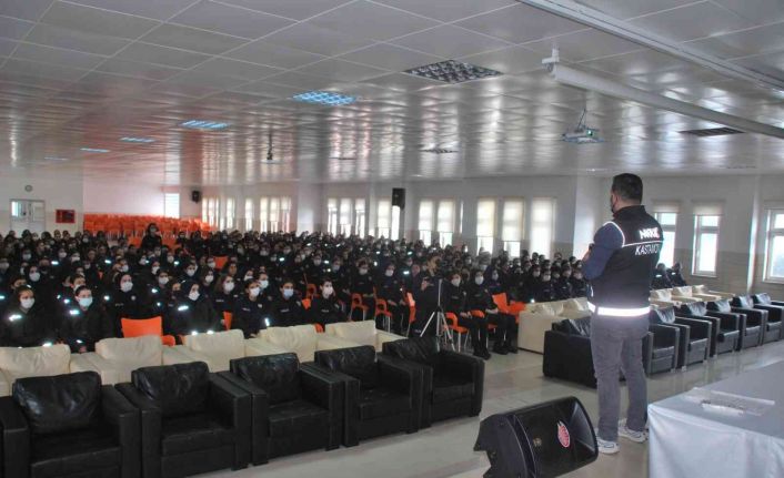 Kastamonu’da 1 yılda 11 bin 751 kişiye “En İyi Narkotik Polisi Anne” projesi anlatıldı