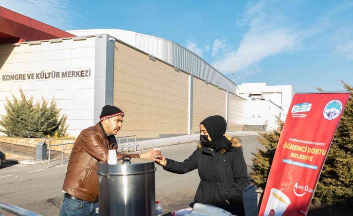 Kayseri Büyükşehir Belediyesi’nden KAYÜ Öğrencilerine Sıcak Çorba İkramı