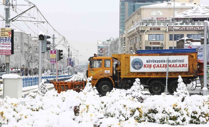 Kayseri Büyükşehir’in kar ve tipi ile mücadelesi sürüyor