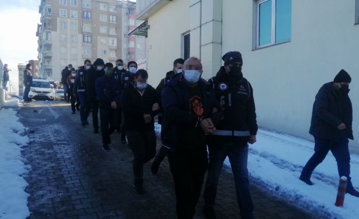 Kayseri merkezli 3 ilde kaçak telefon operasyonunda gözaltına alınan 9 kişi adliyede