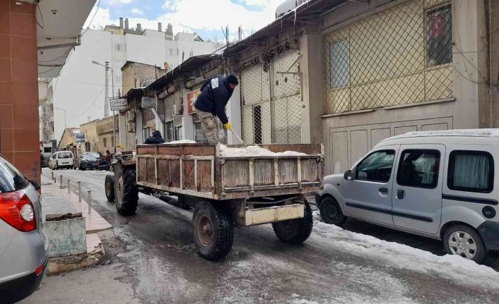 Kilis’te buzlanan yollara tuzlu önlem