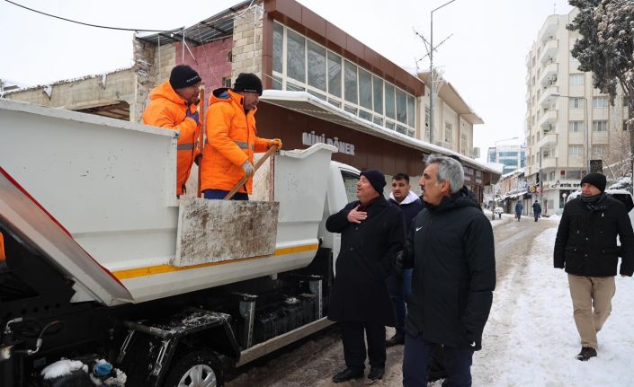 Kilis’te kar ile mücadele sürüyor