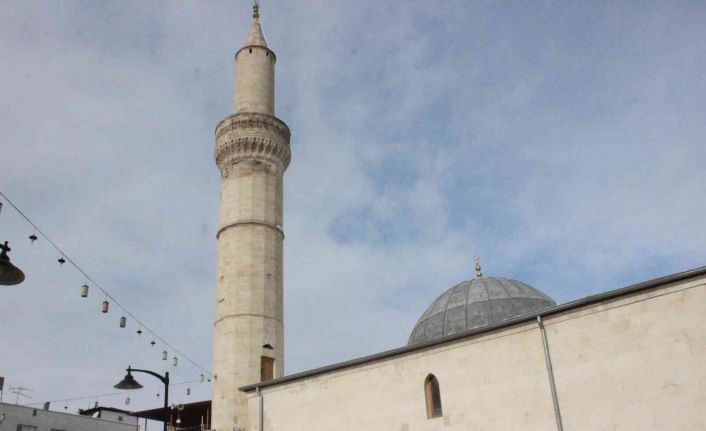 Kilis’te roketlerin hedefi olan camide saldırının izleri silindi