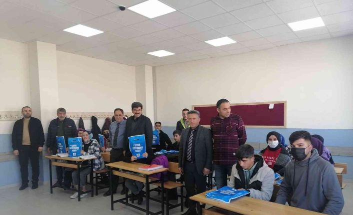 Kitap dostu başkanın en ücra ilçelere kitap desteği devam ediyor