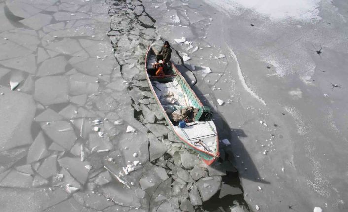 Kıyıları donan Beyşehir Gölü’nde balıkçıların zorlu ekmek mücadelesi sürüyor