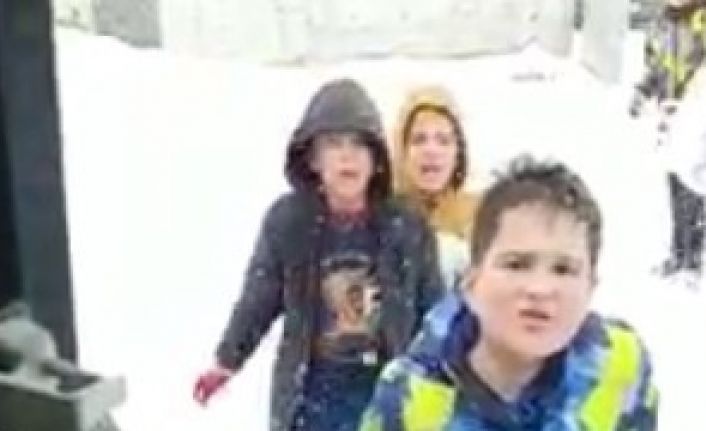 Kızakla kayan çocuklardan yolu temizlemeye gelen iş makinesi operatöründen iç ısıtan talep