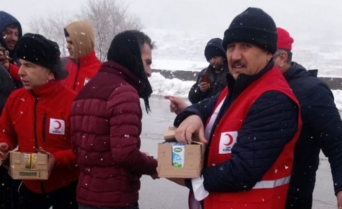Kızılay TAG otobanında mahsur kalan vatandaşlara kumanya dağıttı