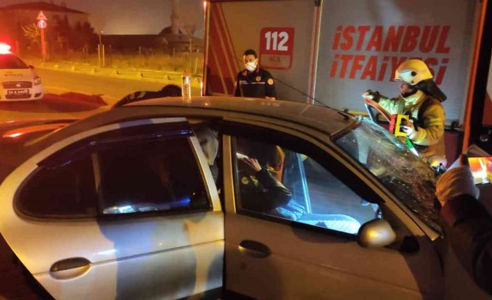 Kontrolden çıkan otomobil park halindeki minibüse çarptı, minibüs 40 metre ileri fırlayıp duvara çarptı