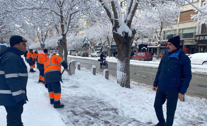 Konya Büyükşehir 31 ilçede yolları açık tutmak için yoğun mesai harcıyor