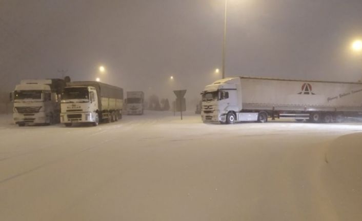 Konya’da yoğun kar ve tipi nedeniyle karayolları ulaşıma kapatıldı