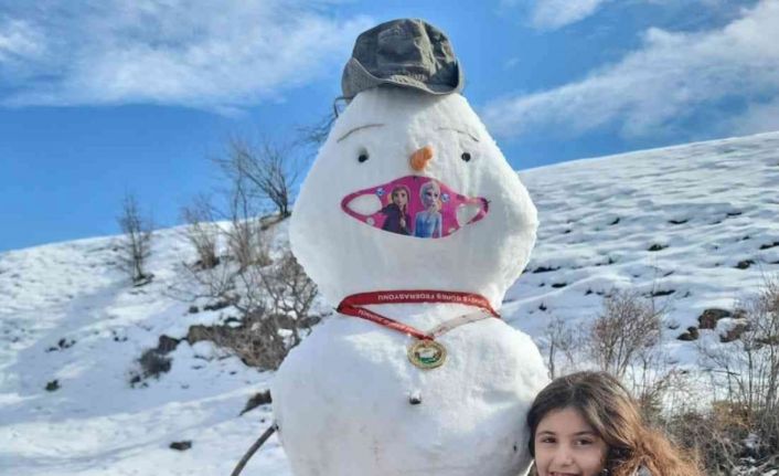 Korona virüse dikkat çekmek için yaptıkları kardan adama maske taktılar