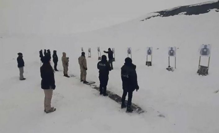 Koruma polisler, zorlu hava koşullarına rağmen eğitimlerine devam ediyor