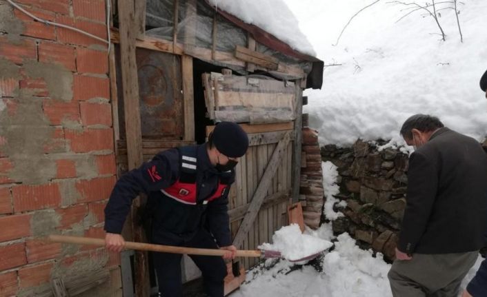 Köyüne gidemeyen vatandaşa jandarmadan yardım eli