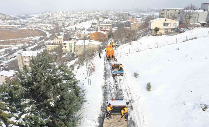 Küçükçekmece Belediyesi ekipleri gün boyunca kar küreme ve tuzlama çalışmalarına devam etti