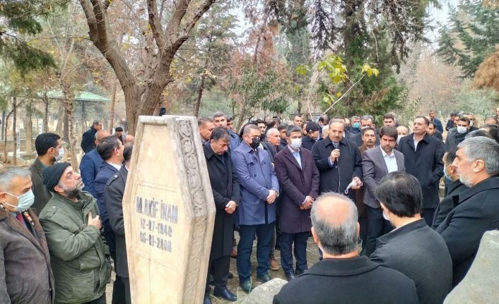 "Kudüs şairi" Mehmet Akif İnan mezarı başında anıldı