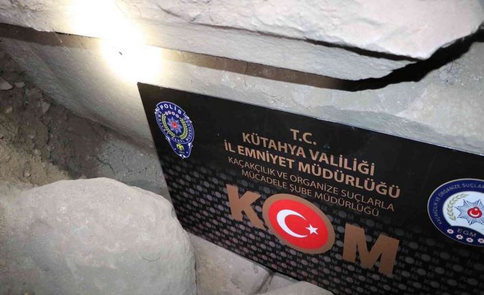 Kütahya’da Roma dönemine ait ağlama duvarı ve iki taş sütun ele geçirildi