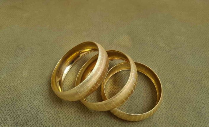 Kuyumcuya sahte bilezik satmak isterken yakalandı