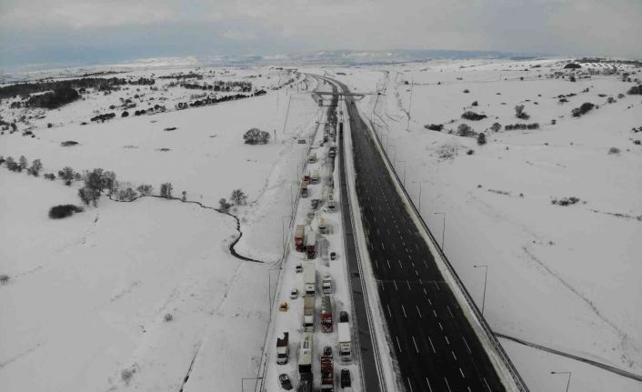 Kuzey Marmara Otoyolu’nda mahsur kalan onlarca tır drone ile görüntülendi