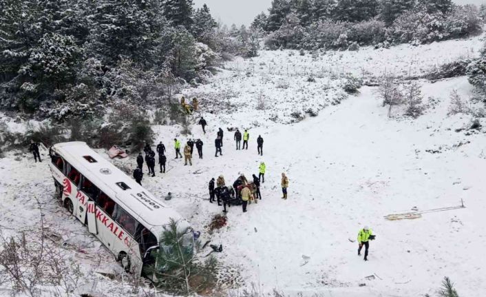 Kuzey Marmara Otoyolu’nda yolcu otobüsü şarampole devrildi: 3 ölü, 15 yaralı