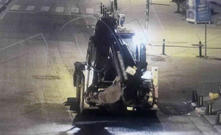 Maltepe’de iş makinesiyle 50 bin lira tutarında yer altı kablosu çalan hırsızlar yakalandı
