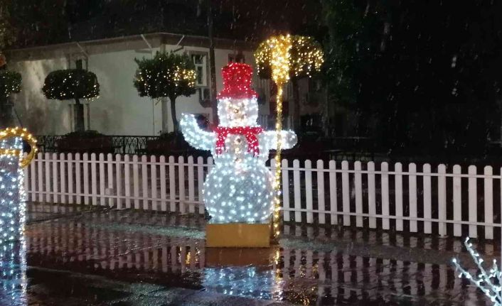 Manavgat şehir merkezine 14 yıl aradan sonra kar yağdı