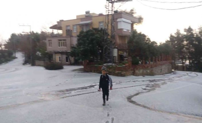 Manavgat’a yağan dolu, turizm merkezini beyaz örtüyle kapladı