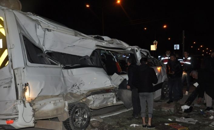 Mardin’de iki servis aracı zincirleme kazaya karıştı: 2’si ağır 11 yaralı