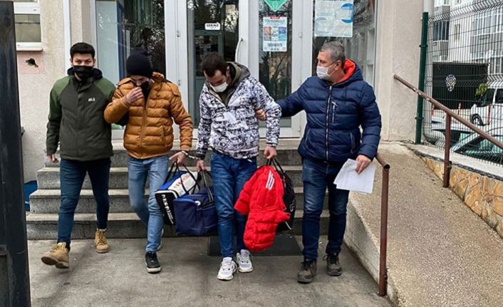 Marketten 19 şişe alkol çalan iki kişi kamera kayıtlarına takıldı