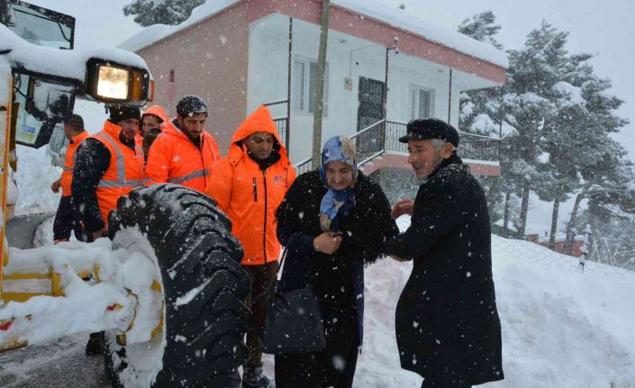 Mersin’de kar nedeniyle 4 gündür evde mahsur kalan yaşlı çift kurtarıldı