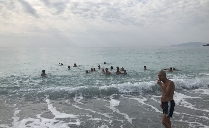 Mersin’de yılın ilk günü denize girme etkinliği bu yılda devam etti